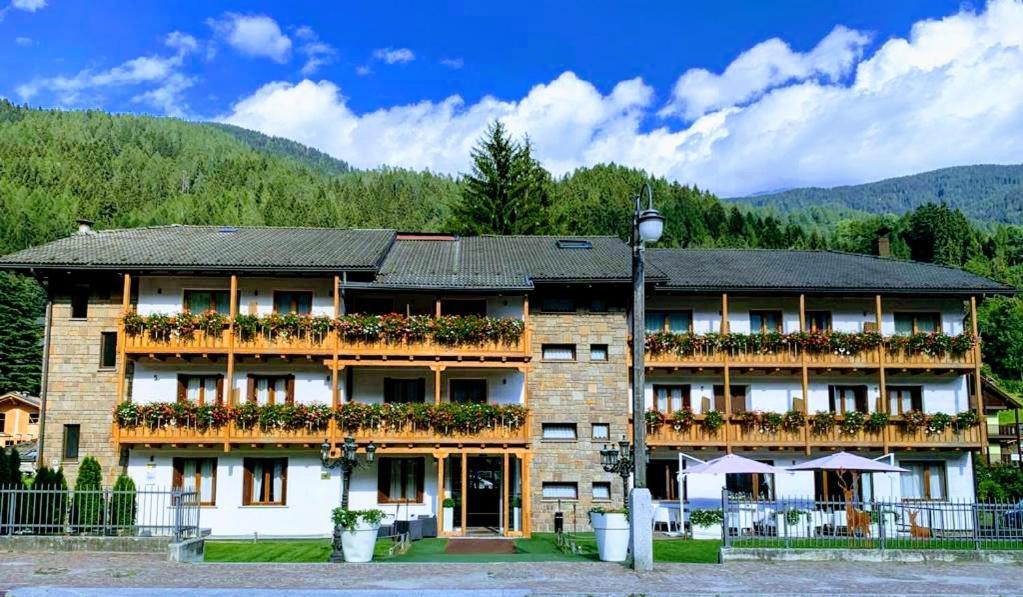 Olympic Regina Hotel Pinzolo Extérieur photo